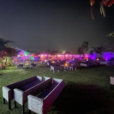 The Black Leaf Hotel Rāipur Esterno foto
